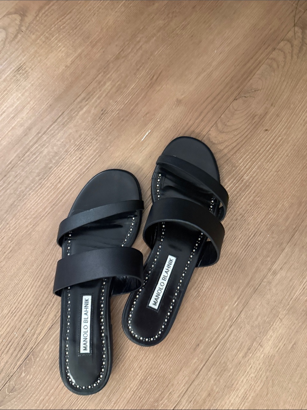 MANOLO BLAHNIK
Serrato Leather Two-Band Flat Sandals Balck